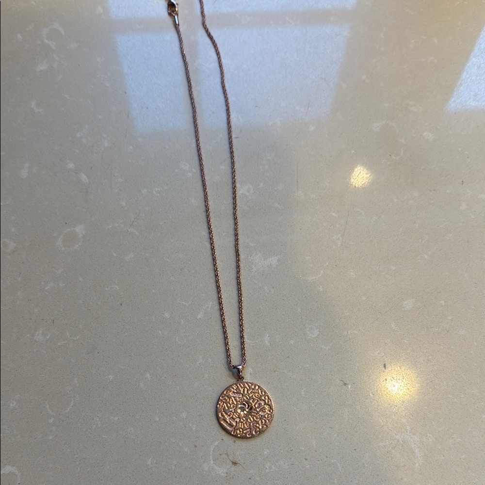 Elegant Gold Pendant Necklace